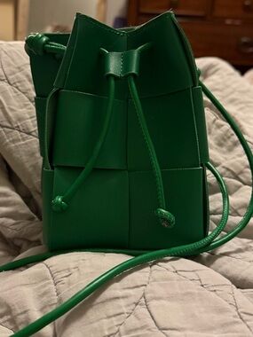 Green Woven Bucket Crossbody Bag - Sleek Drawstring Design
